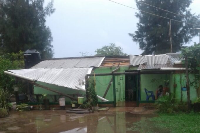 La tormenta dejó dos lesionados y 40 viviendas con voladuras de techos ...